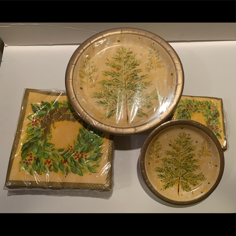 NWT SET OF CHRISTMAS PLATES & NAPKINS.